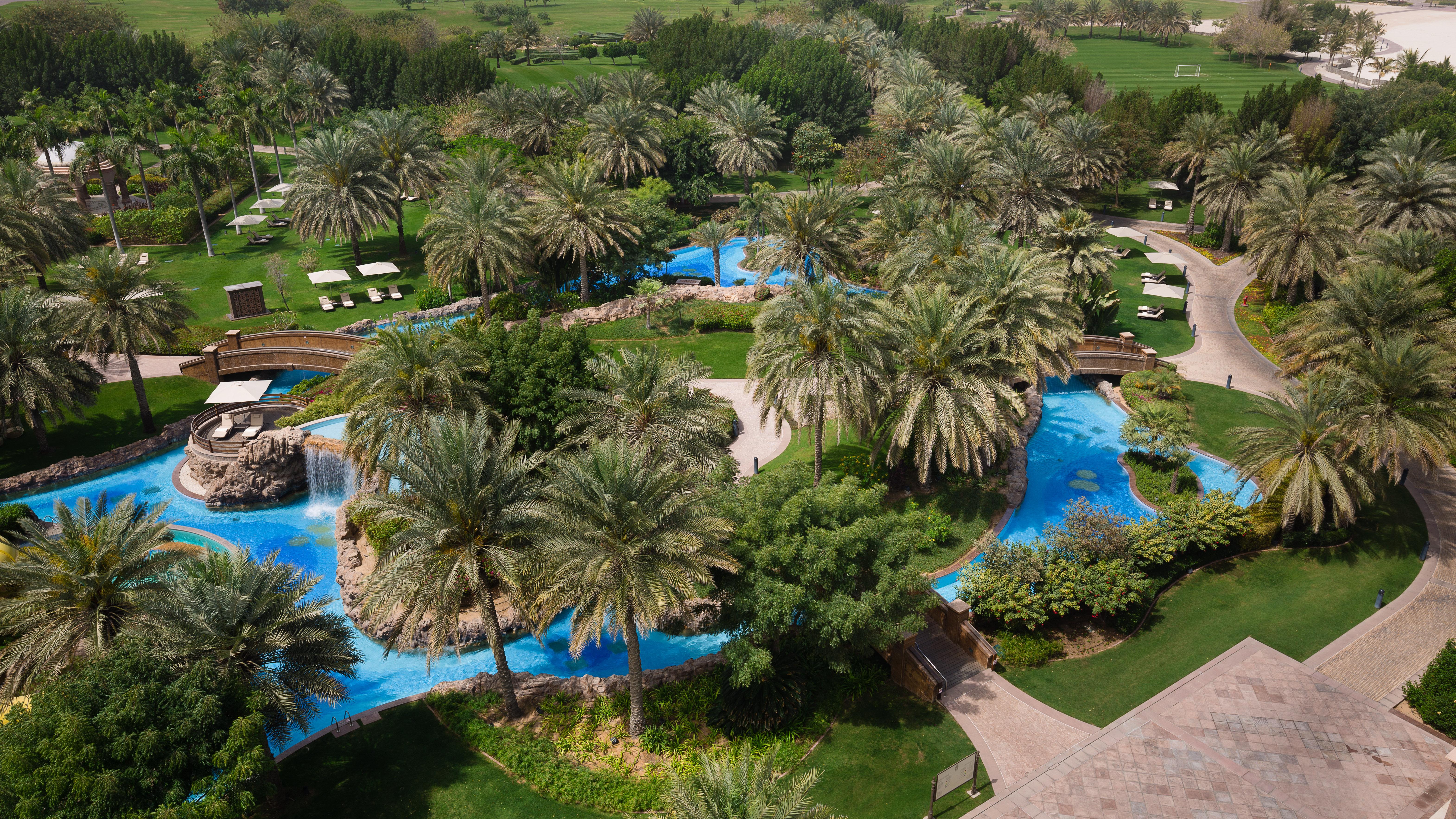 Emirates Palace Mandarin Oriental, Abu Dhabi Exterior photo The resort's pool