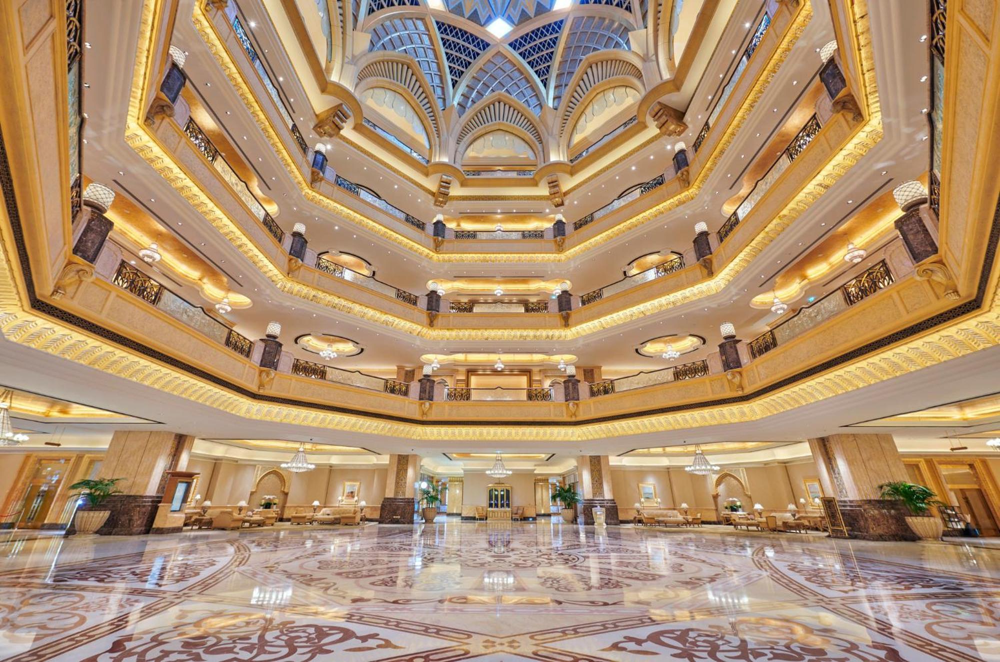 Emirates Palace Mandarin Oriental, Abu Dhabi Exterior photo The hotel's lobby