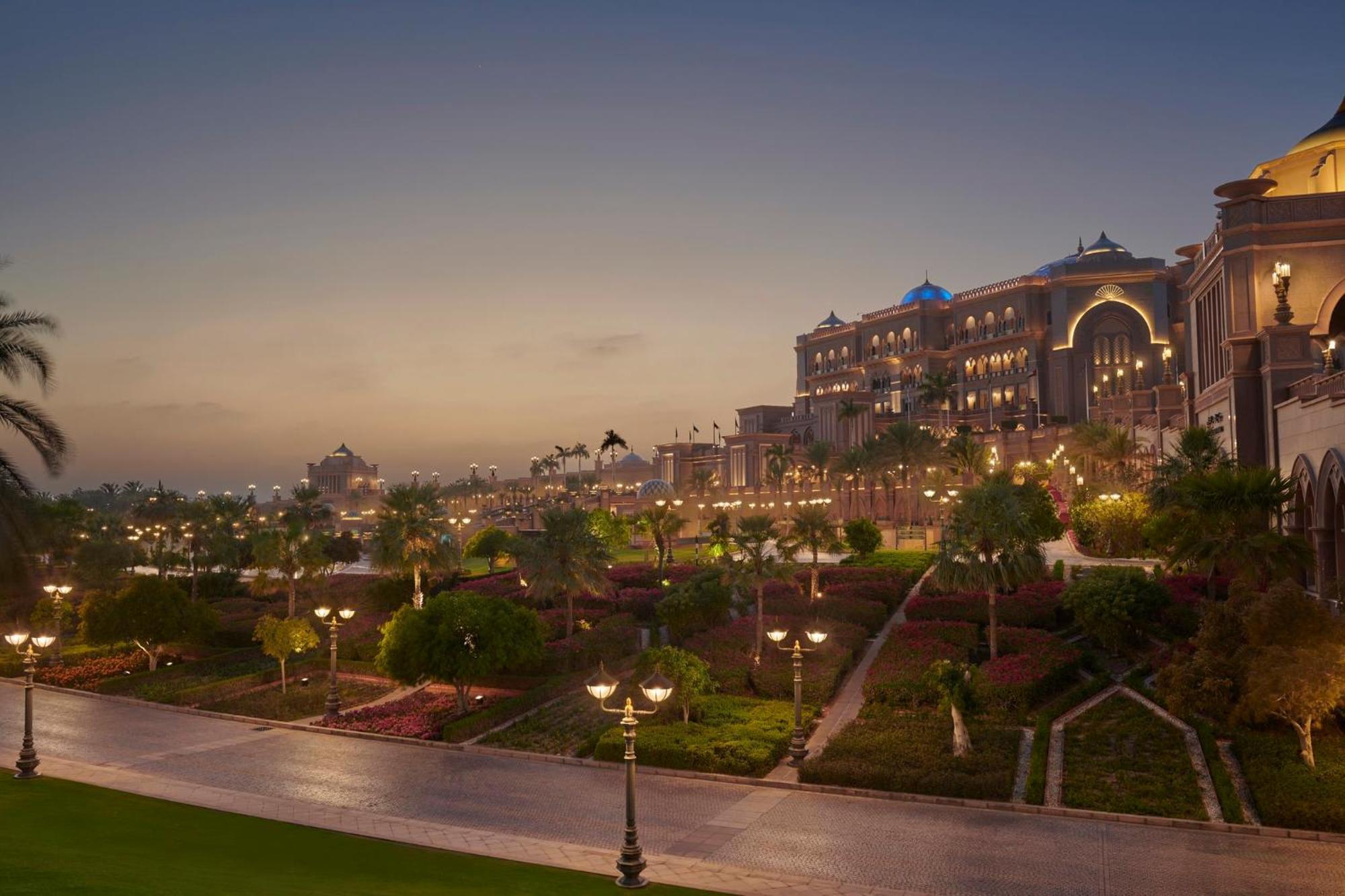Emirates Palace Mandarin Oriental, Abu Dhabi Exterior photo The Emirates Palace at night