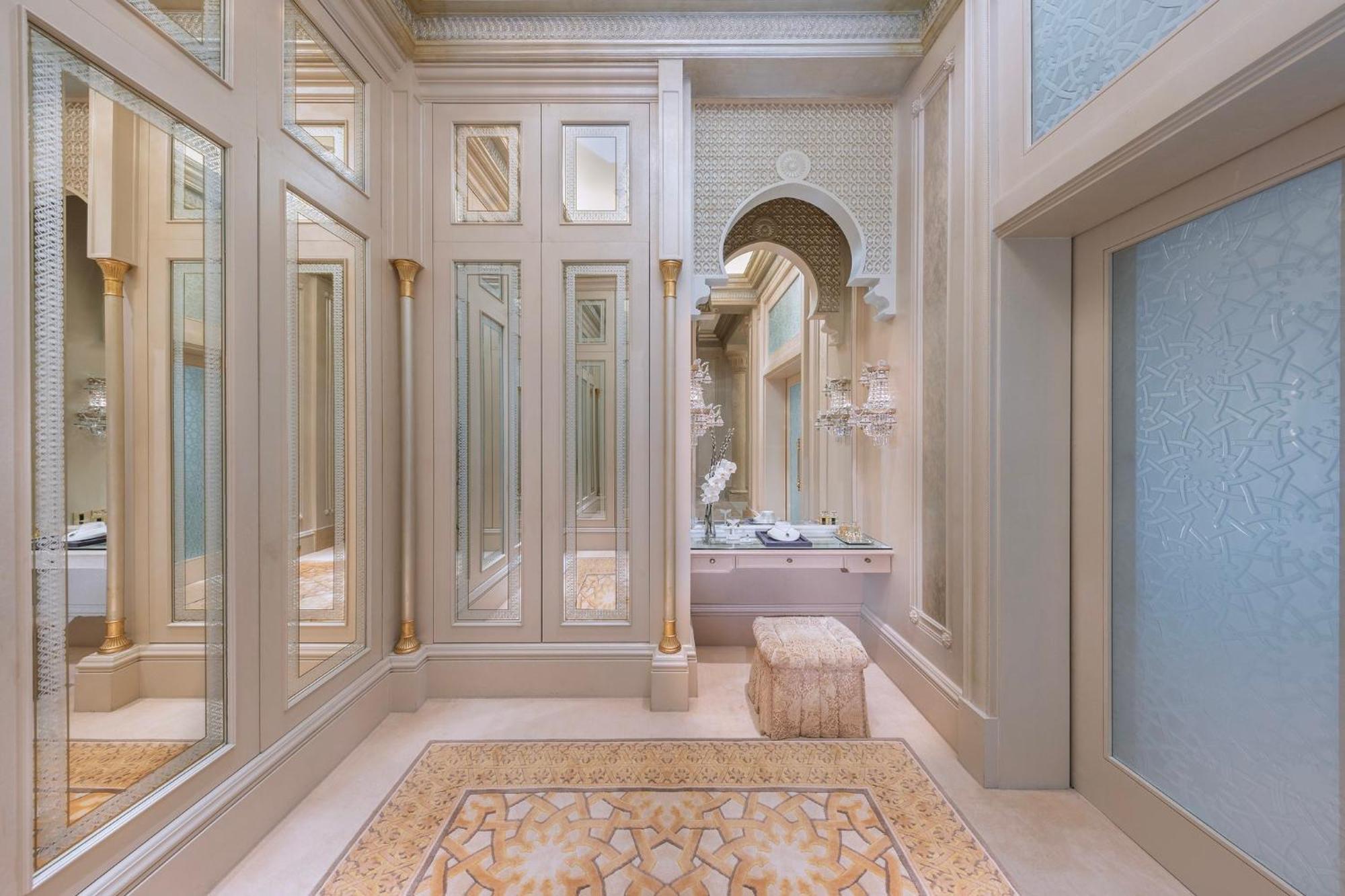 Emirates Palace Mandarin Oriental, Abu Dhabi Exterior photo Bathroom