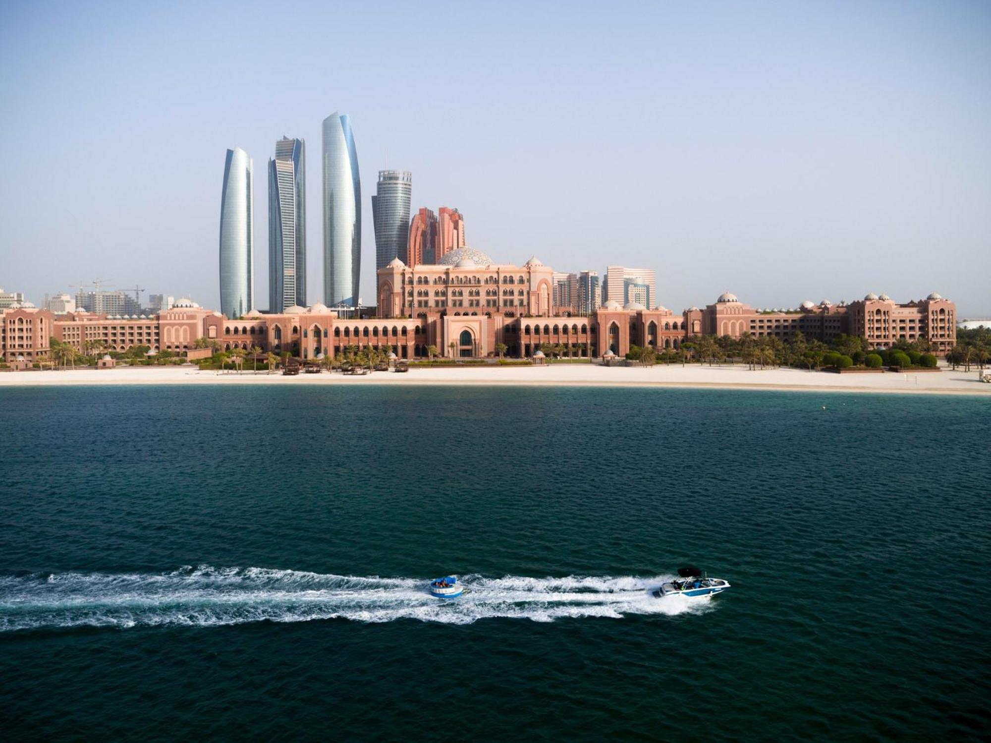 Emirates Palace Mandarin Oriental, Abu Dhabi Exterior photo The skyline of Abu Dhabi