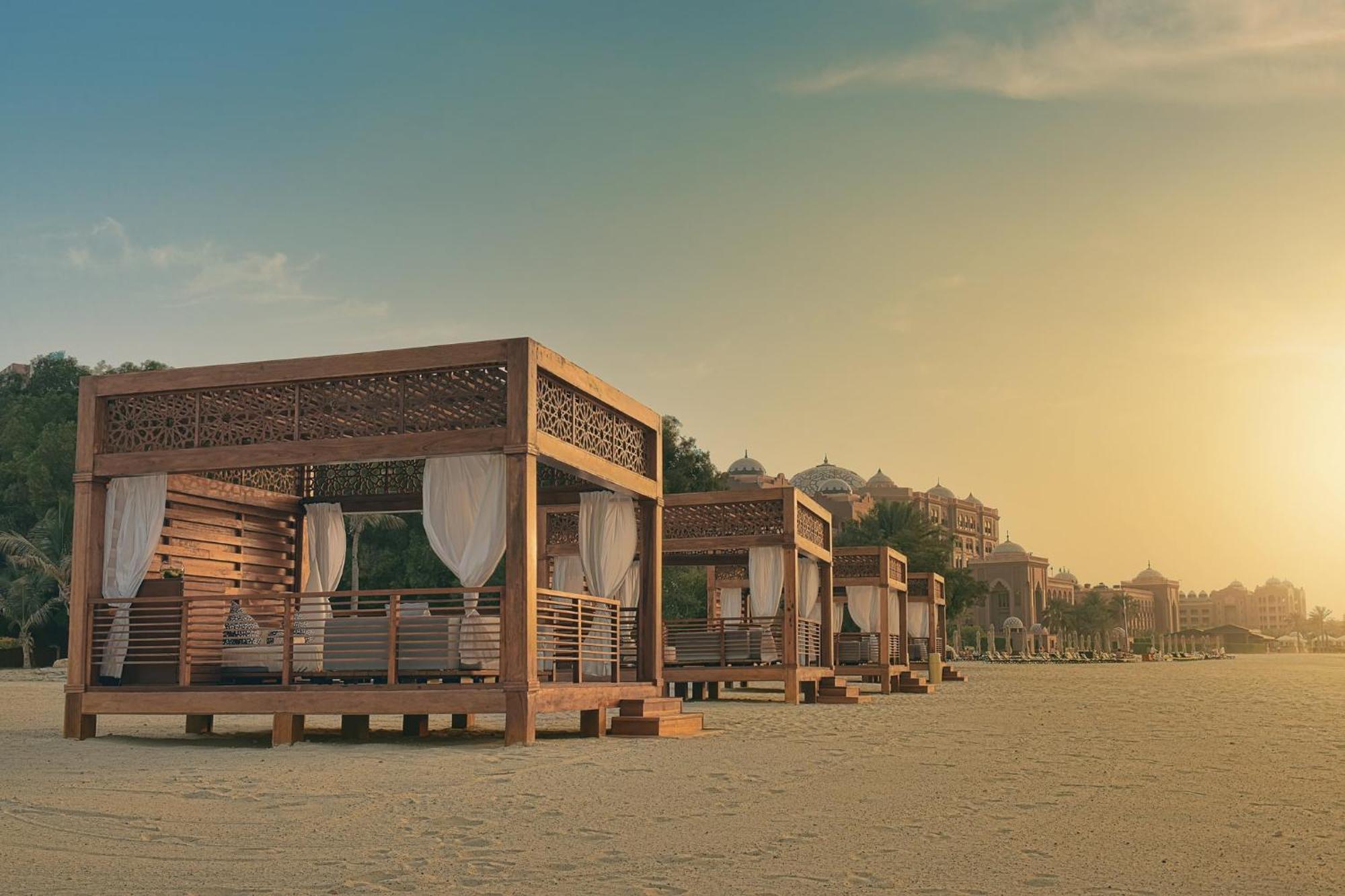Emirates Palace Mandarin Oriental, Abu Dhabi Exterior photo The beach at the resort