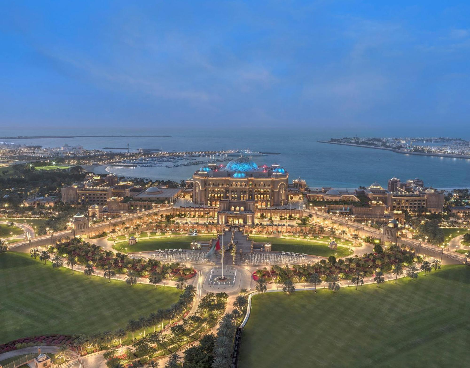 Emirates Palace Mandarin Oriental, Abu Dhabi Exterior photo The Emirates Palace at night